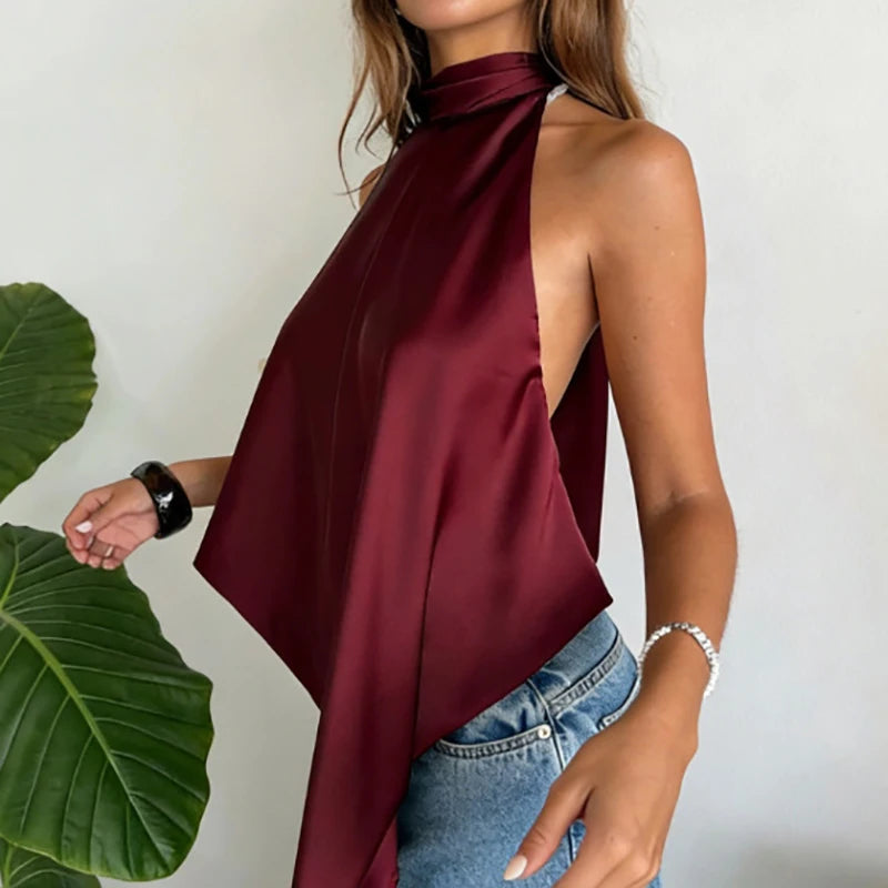 Elina Top s odhalenými zády a halter výstřihem
