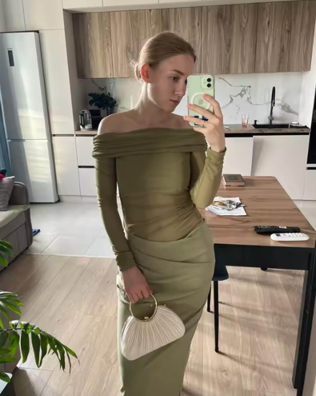 Maxi šaty Shiela z řaseného síťovaného materiálu
