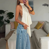 Elina Top s odhalenými zády a halter výstřihem